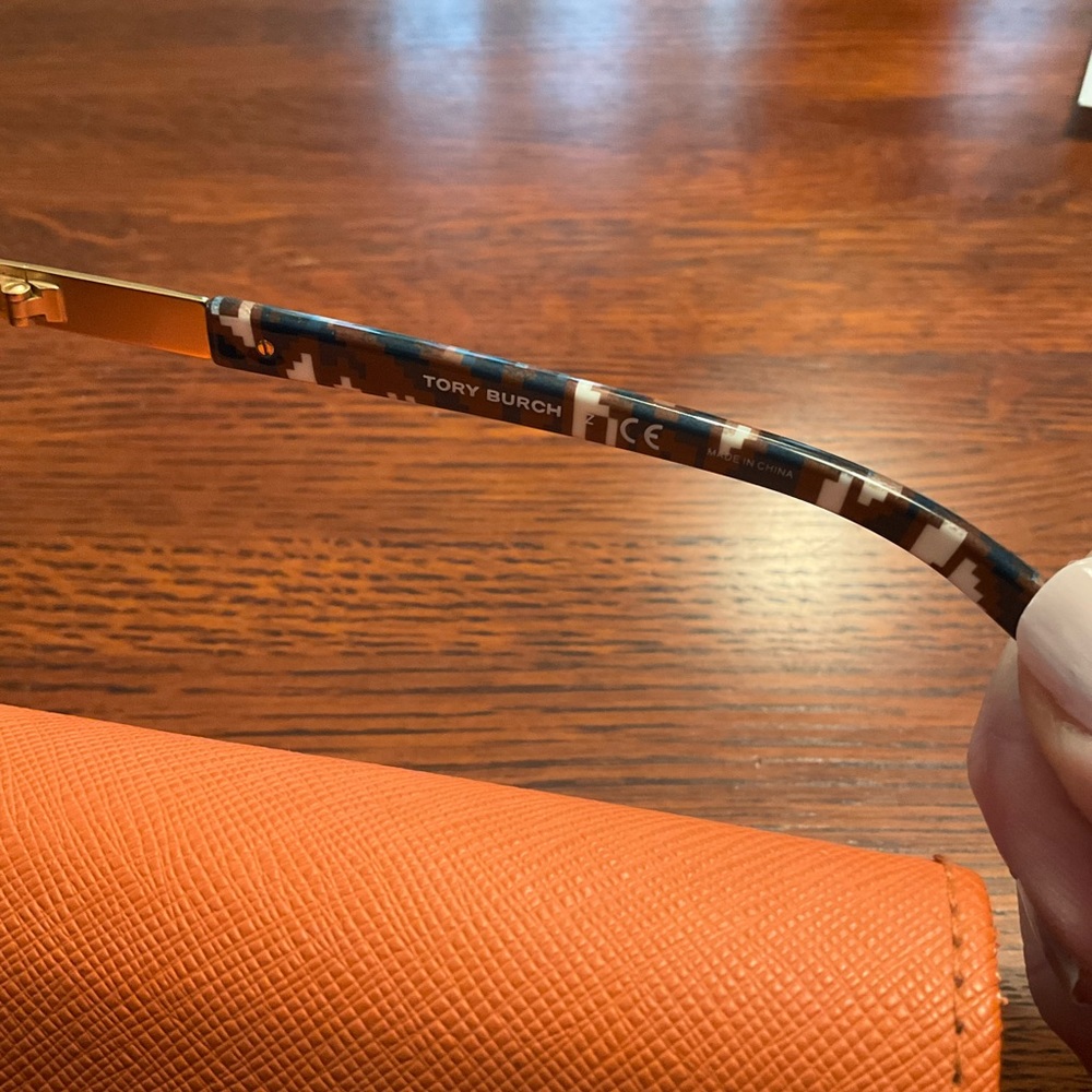 Tory Burch Aviator Sunglasses - Picture 4 of 6